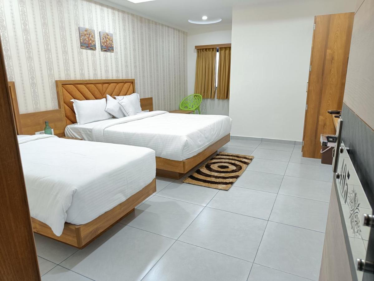 Hotel Lotus อานันด์ ภายนอก รูปภาพ