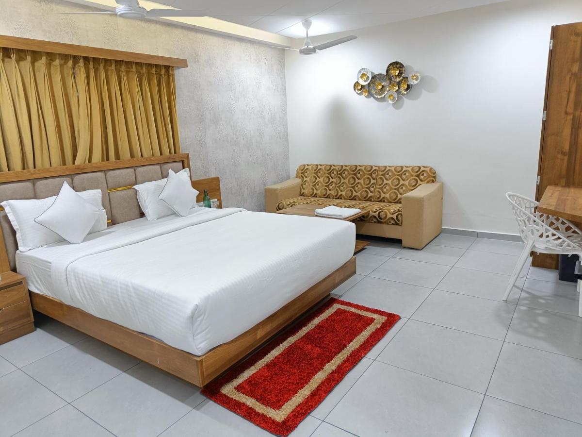 Hotel Lotus อานันด์ ภายนอก รูปภาพ
