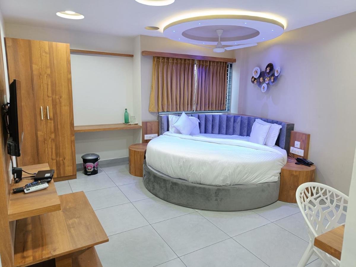Hotel Lotus อานันด์ ภายนอก รูปภาพ