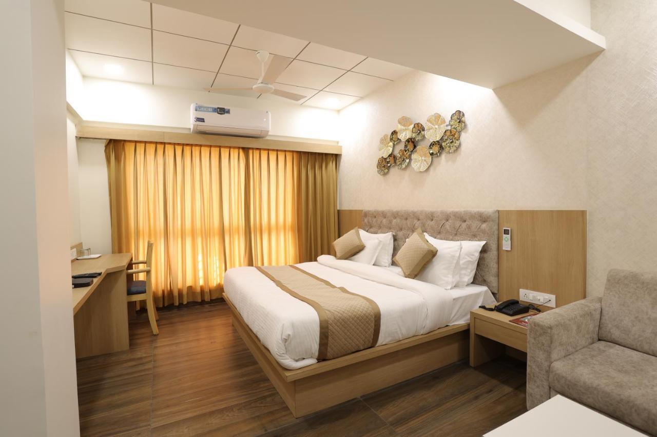 Hotel Lotus อานันด์ ภายนอก รูปภาพ