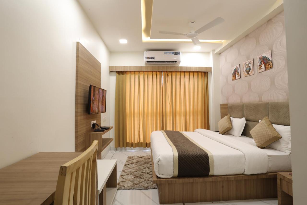 Hotel Lotus อานันด์ ภายนอก รูปภาพ