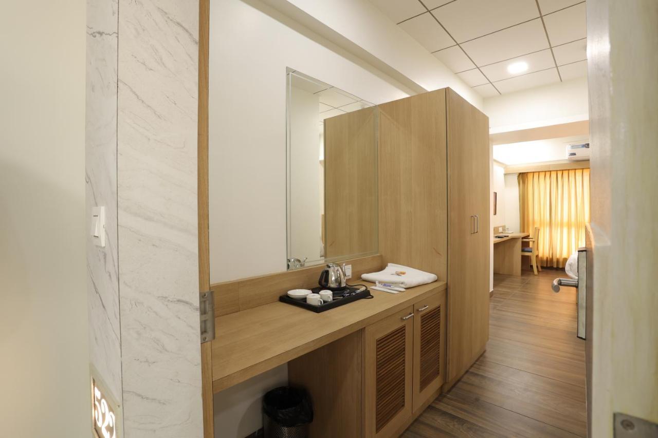 Hotel Lotus อานันด์ ภายนอก รูปภาพ