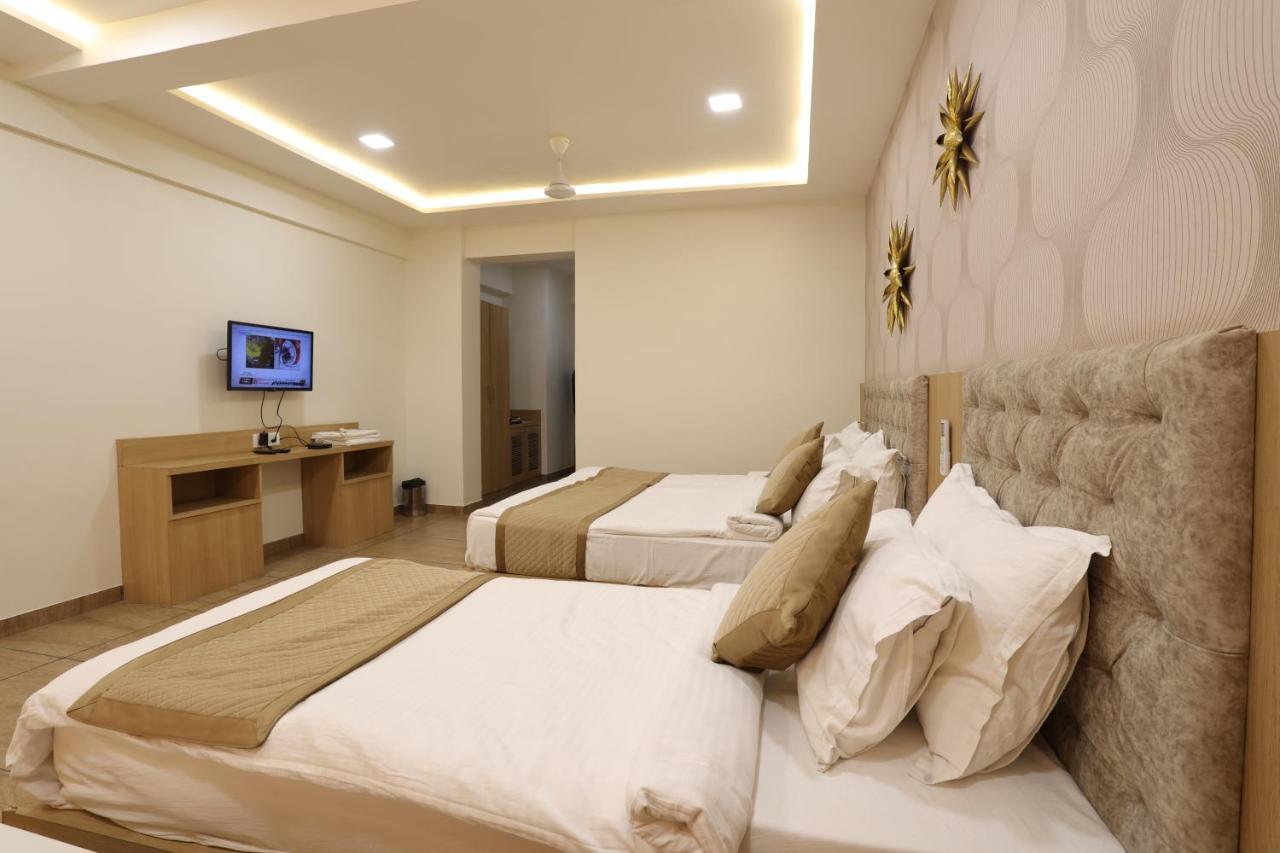 Hotel Lotus อานันด์ ภายนอก รูปภาพ