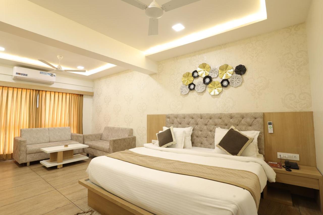 Hotel Lotus อานันด์ ภายนอก รูปภาพ