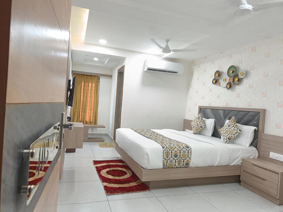Hotel Lotus อานันด์ ภายนอก รูปภาพ