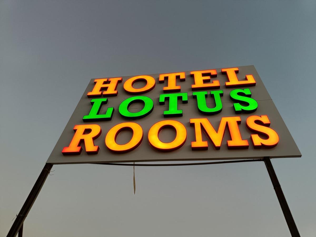 Hotel Lotus อานันด์ ภายนอก รูปภาพ